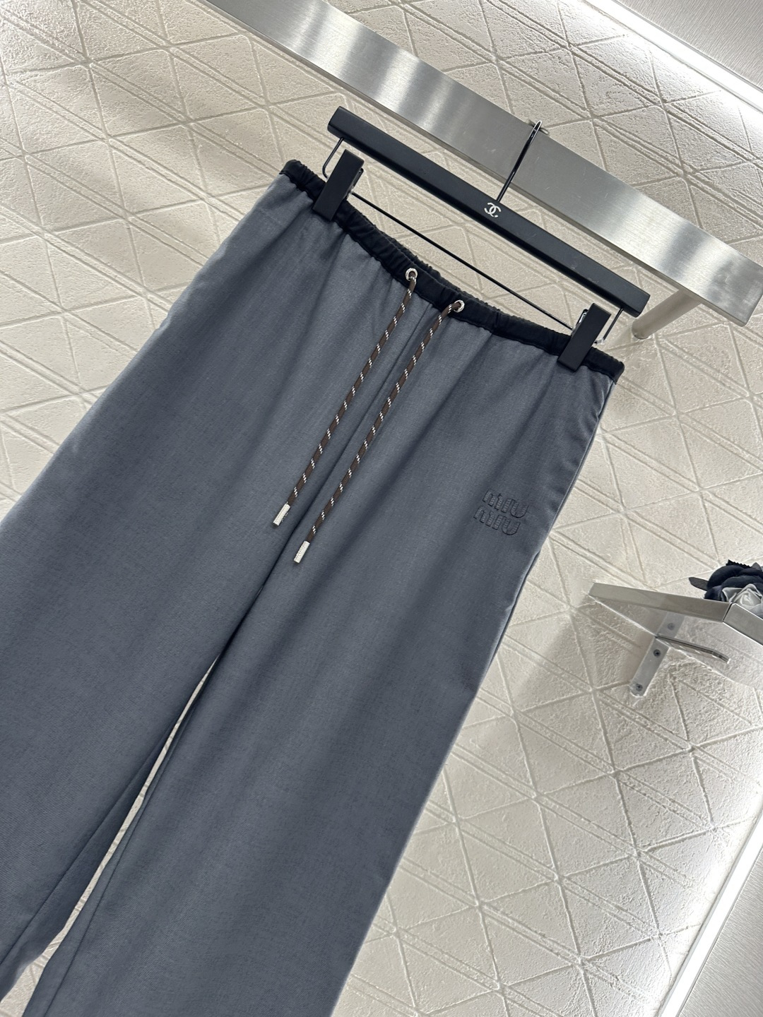 ♥Miumi*♥2025新品上架
       抽绳直腿长裤
定制YB进口材质 质感光泽 垂感十足 阔腿