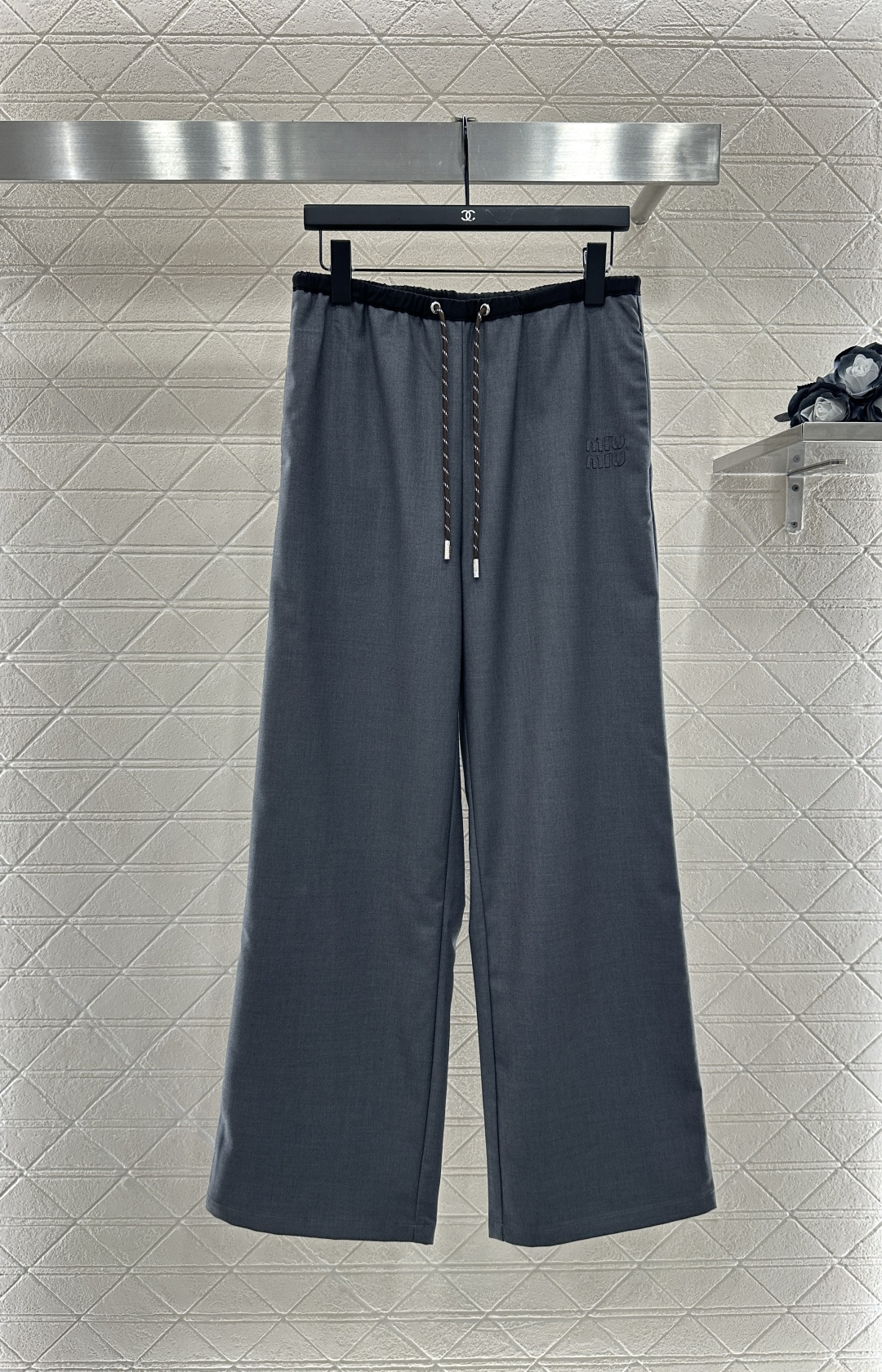 ♥Miumi*♥2025新品上架
       抽绳直腿长裤
定制YB进口材质 质感光泽 垂感十足 阔腿