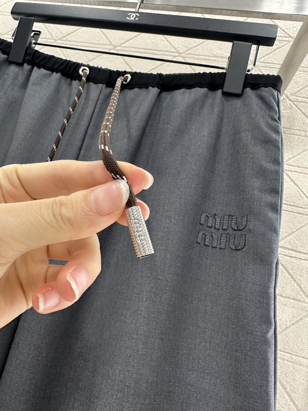 ♥Miumi*♥2025新品上架
       抽绳直腿长裤
定制YB进口材质 质感光泽 垂感十足 阔腿