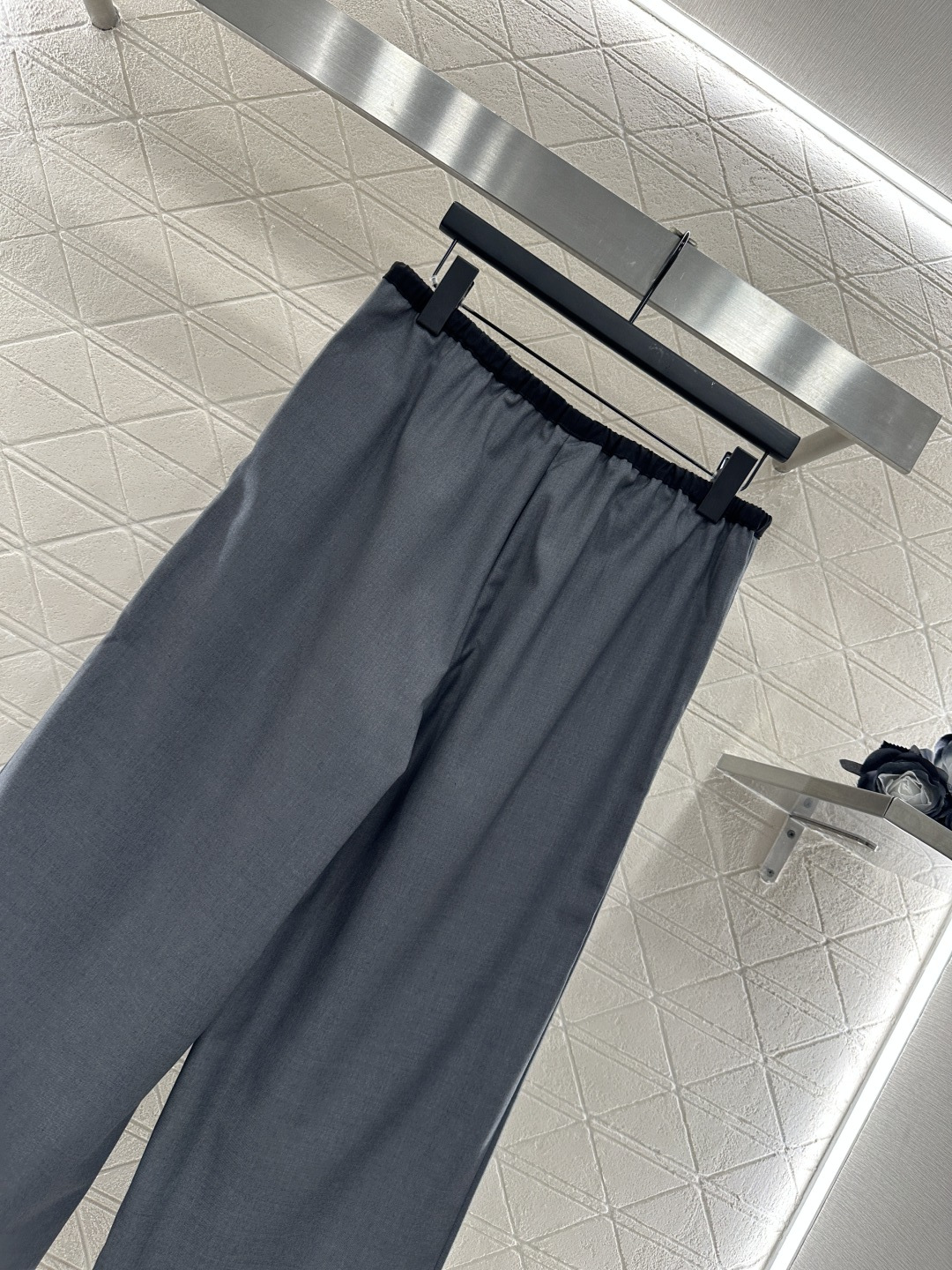 ♥Miumi*♥2025新品上架
       抽绳直腿长裤
定制YB进口材质 质感光泽 垂感十足 阔腿