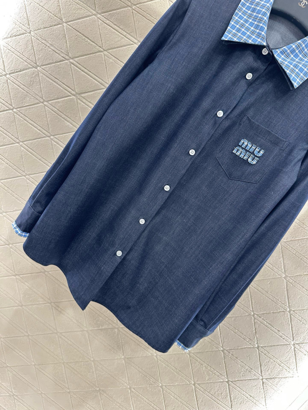 ♥Miumi*♥2025新品上架
  牛仔拼接衬衫长裤套装
定制YB进口天丝材质 质感垂顺 穿搭舒适 正