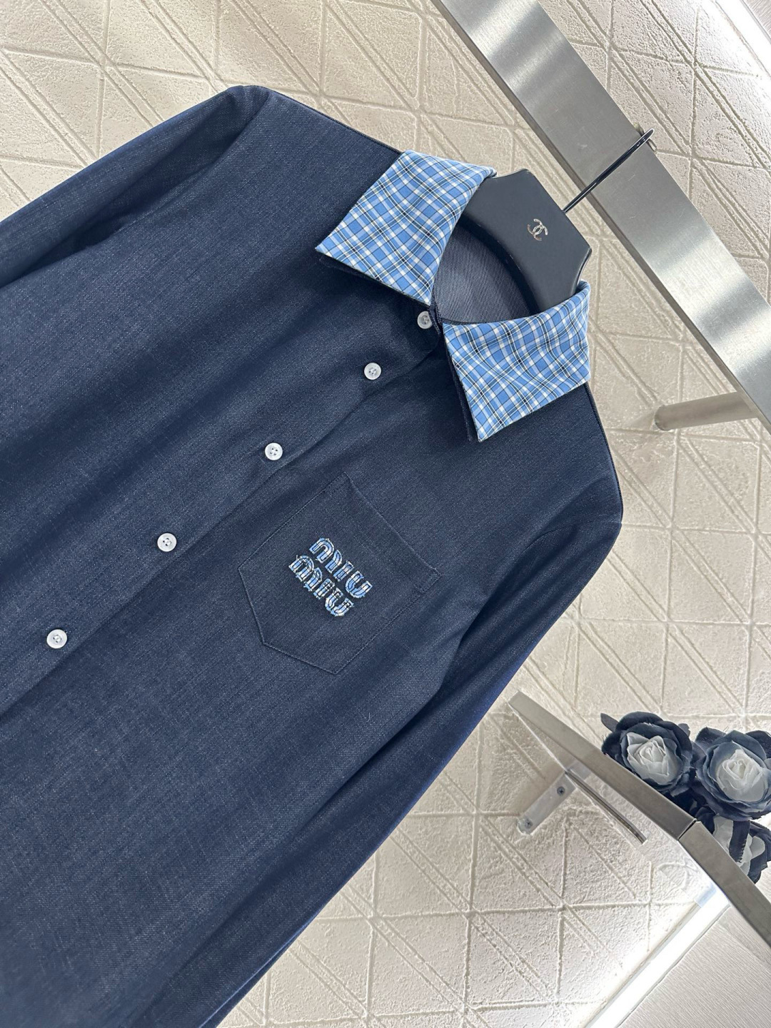 ♥Miumi*♥2025新品上架
  牛仔拼接衬衫长裤套装
定制YB进口天丝材质 质感垂顺 穿搭舒适 正