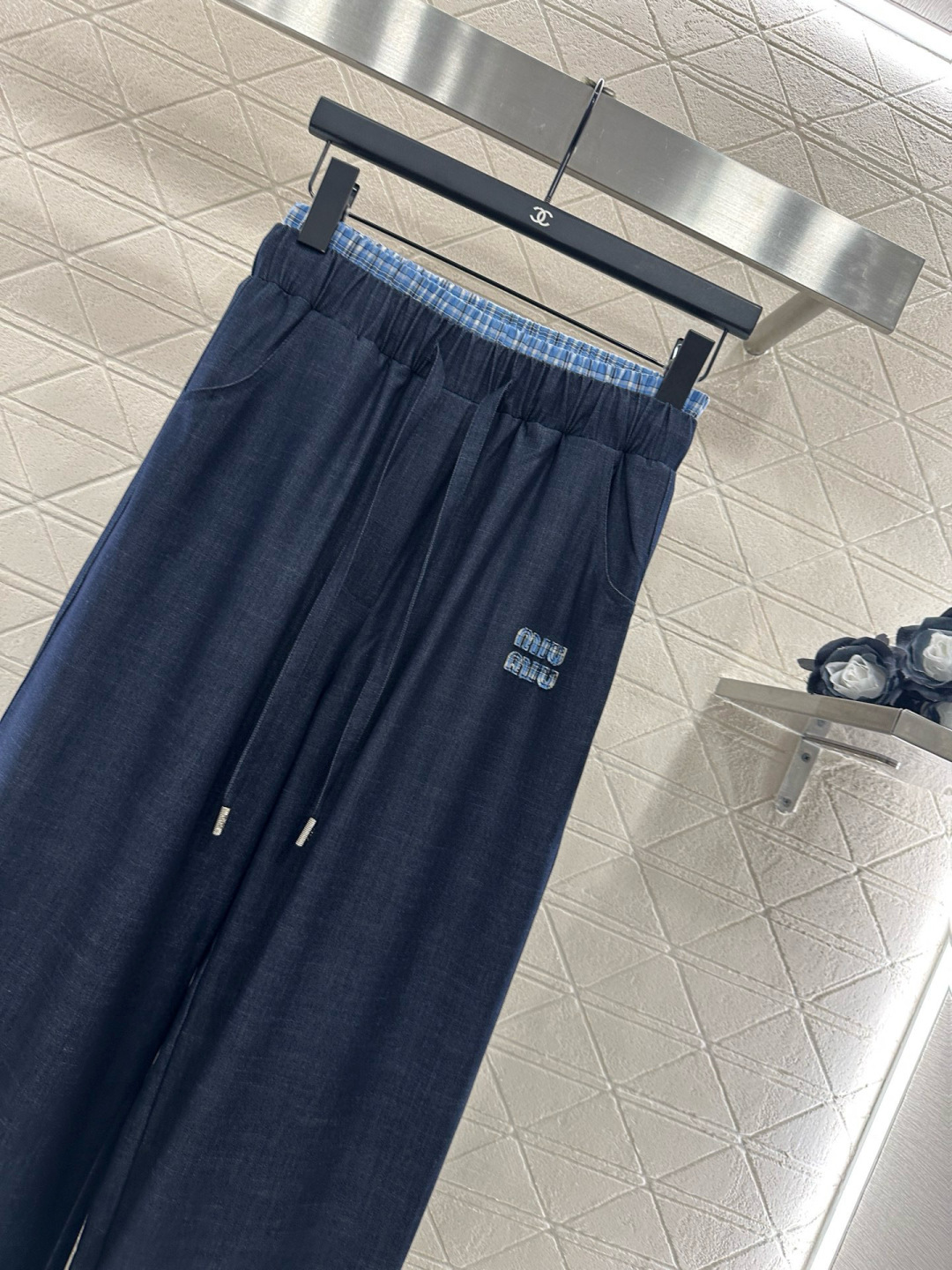 ♥Miumi*♥2025新品上架
  牛仔拼接衬衫长裤套装
定制YB进口天丝材质 质感垂顺 穿搭舒适 正