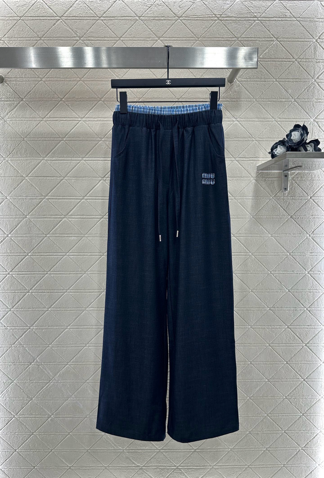 ♥Miumi*♥2025新品上架
  牛仔拼接衬衫长裤套装
定制YB进口天丝材质 质感垂顺 穿搭舒适 正