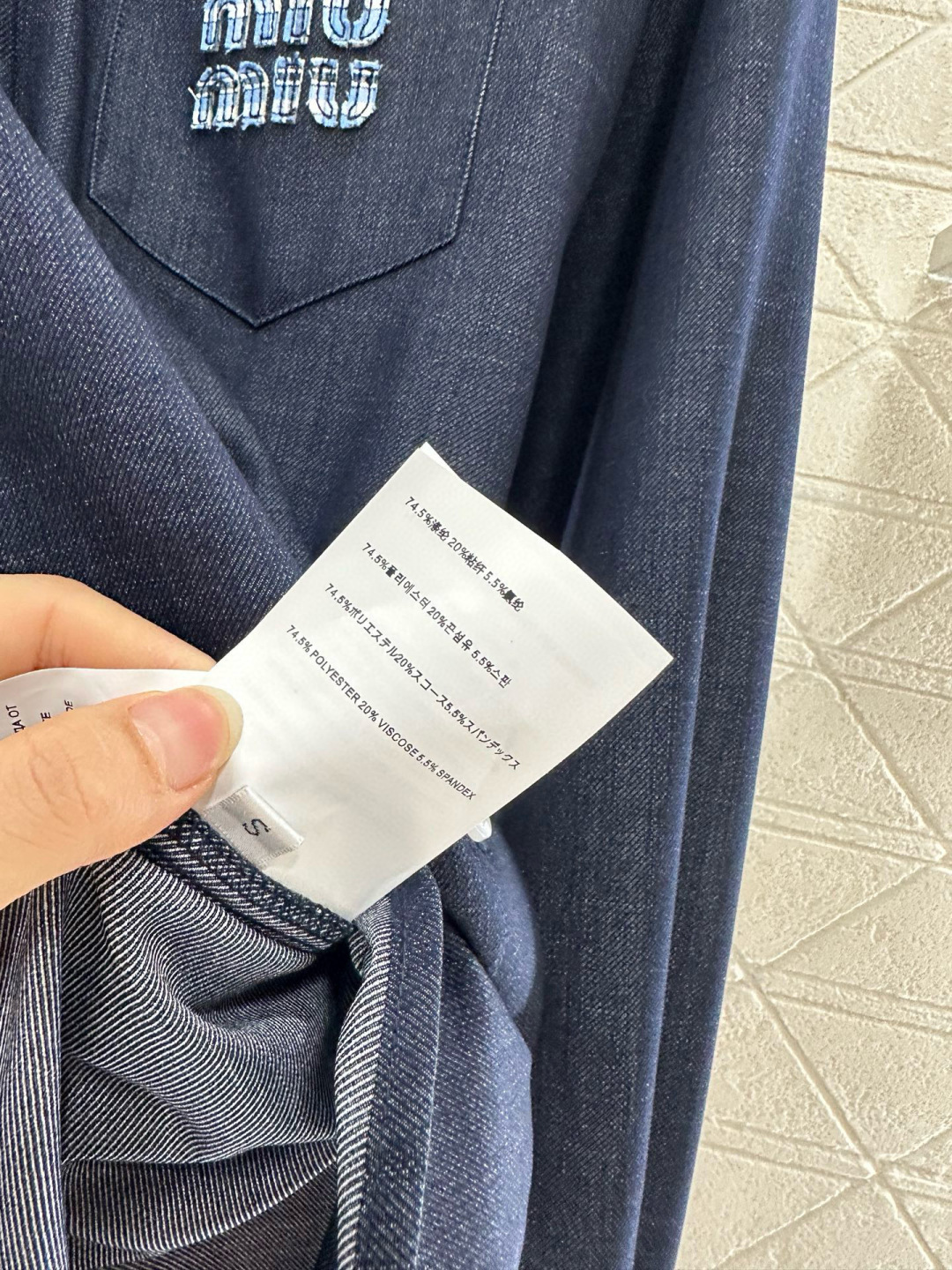 ♥Miumi*♥2025新品上架
  牛仔拼接衬衫长裤套装
定制YB进口天丝材质 质感垂顺 穿搭舒适 正