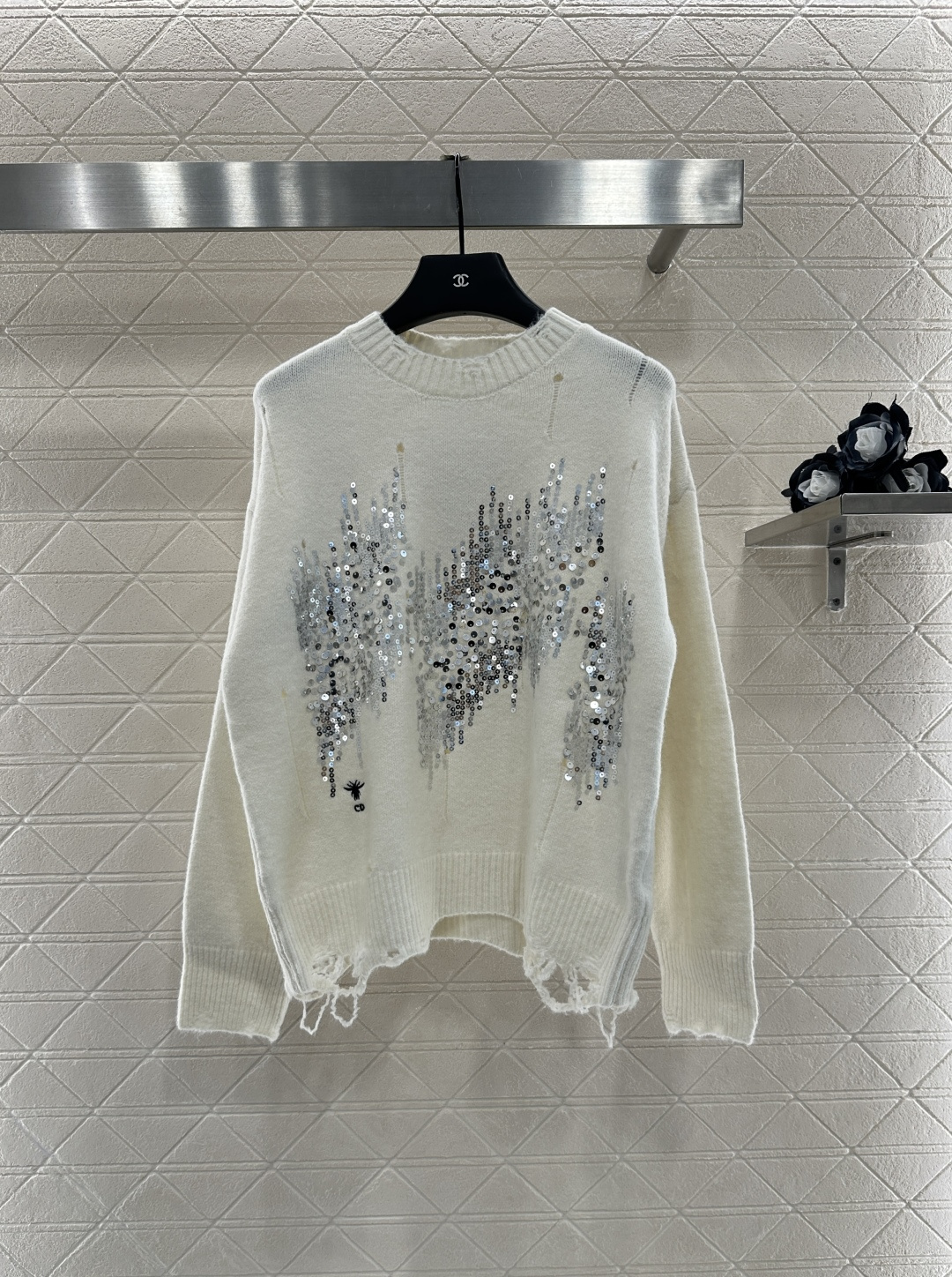 ♥Dio*♥2025新品上架
     破洞亮片圆领毛衣
定制YB羊毛纱线材质 上身舒适透气 落肩圆领毛