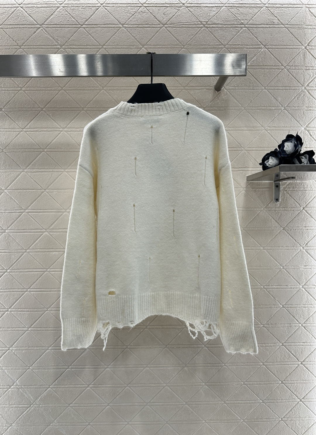 ♥Dio*♥2025新品上架
     破洞亮片圆领毛衣
定制YB羊毛纱线材质 上身舒适透气 落肩圆领毛