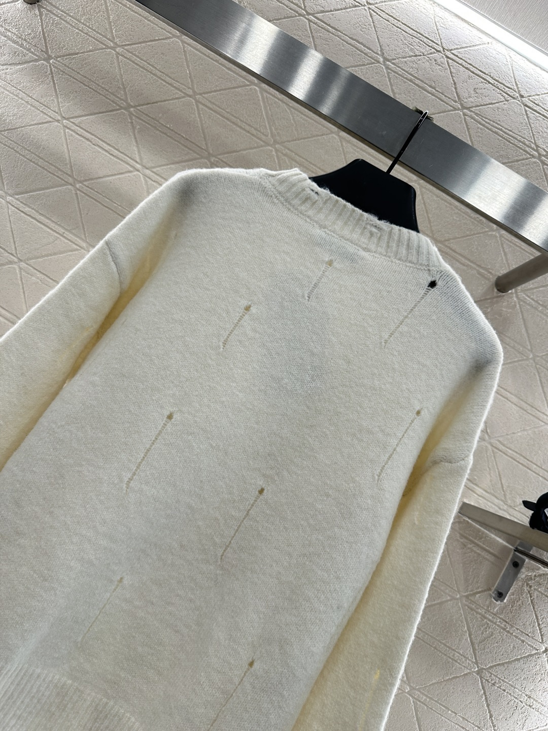 ♥Dio*♥2025新品上架
     破洞亮片圆领毛衣
定制YB羊毛纱线材质 上身舒适透气 落肩圆领毛