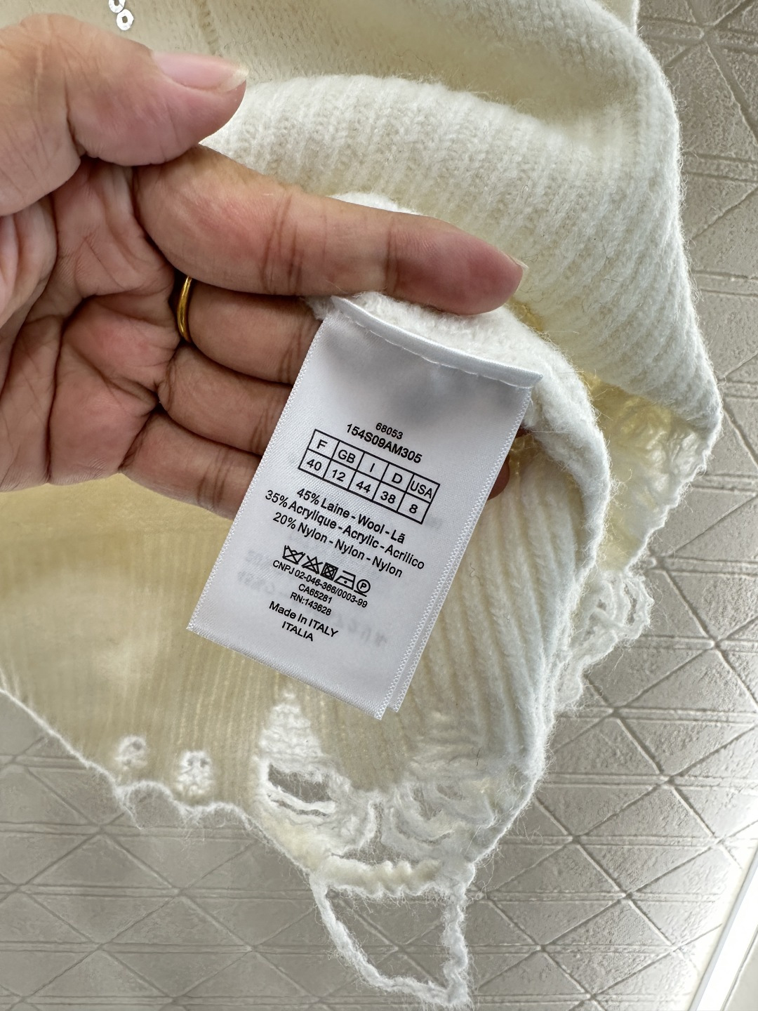 ♥Dio*♥2025新品上架
     破洞亮片圆领毛衣
定制YB羊毛纱线材质 上身舒适透气 落肩圆领毛