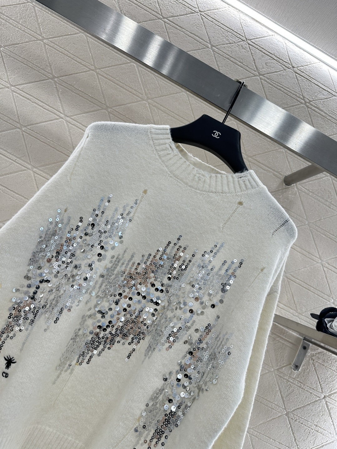 ♥Dio*♥2025新品上架
     破洞亮片圆领毛衣
定制YB羊毛纱线材质 上身舒适透气 落肩圆领毛