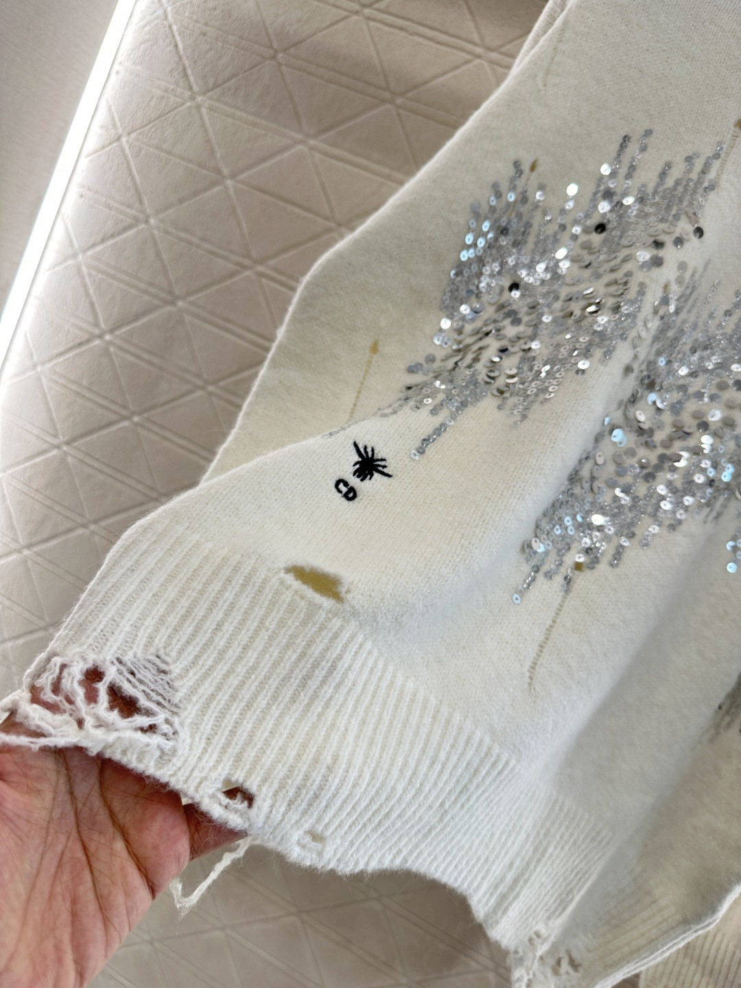 ♥Dio*♥2025新品上架
     破洞亮片圆领毛衣
定制YB羊毛纱线材质 上身舒适透气 落肩圆领毛