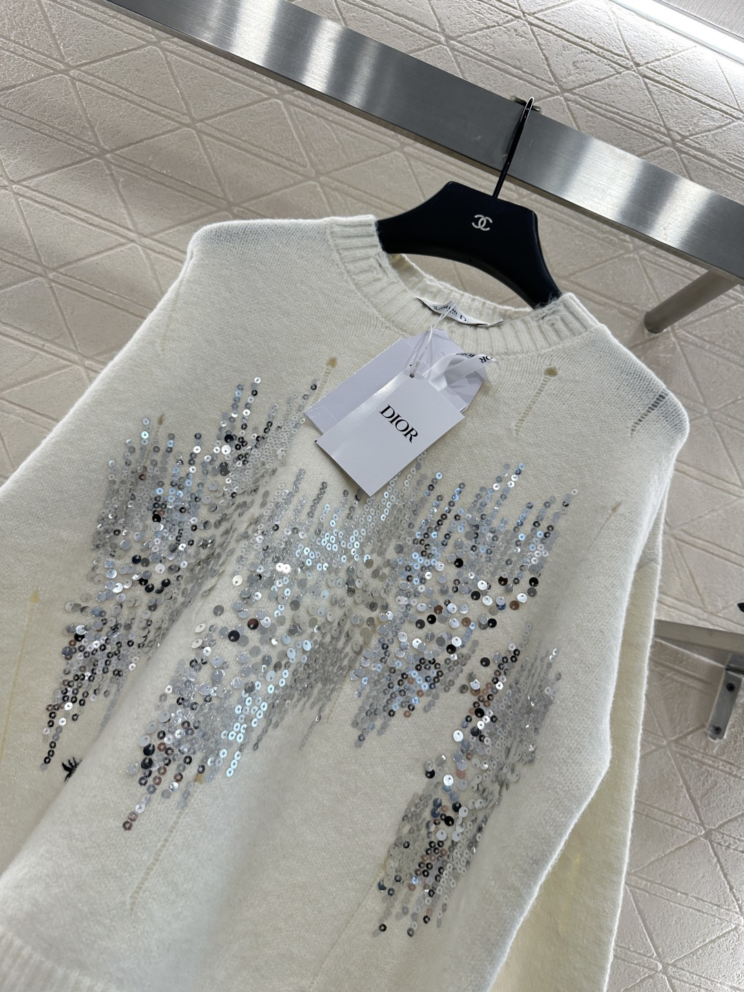 ♥Dio*♥2025新品上架
     破洞亮片圆领毛衣
定制YB羊毛纱线材质 上身舒适透气 落肩圆领毛