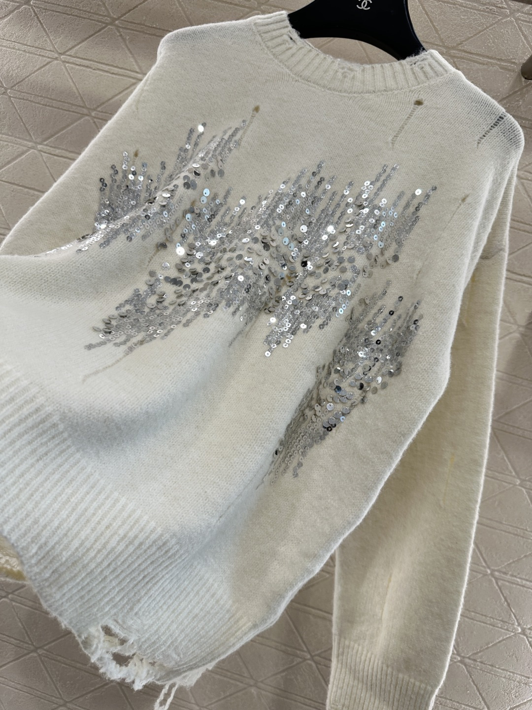 ♥Dio*♥2025新品上架
     破洞亮片圆领毛衣
定制YB羊毛纱线材质 上身舒适透气 落肩圆领毛