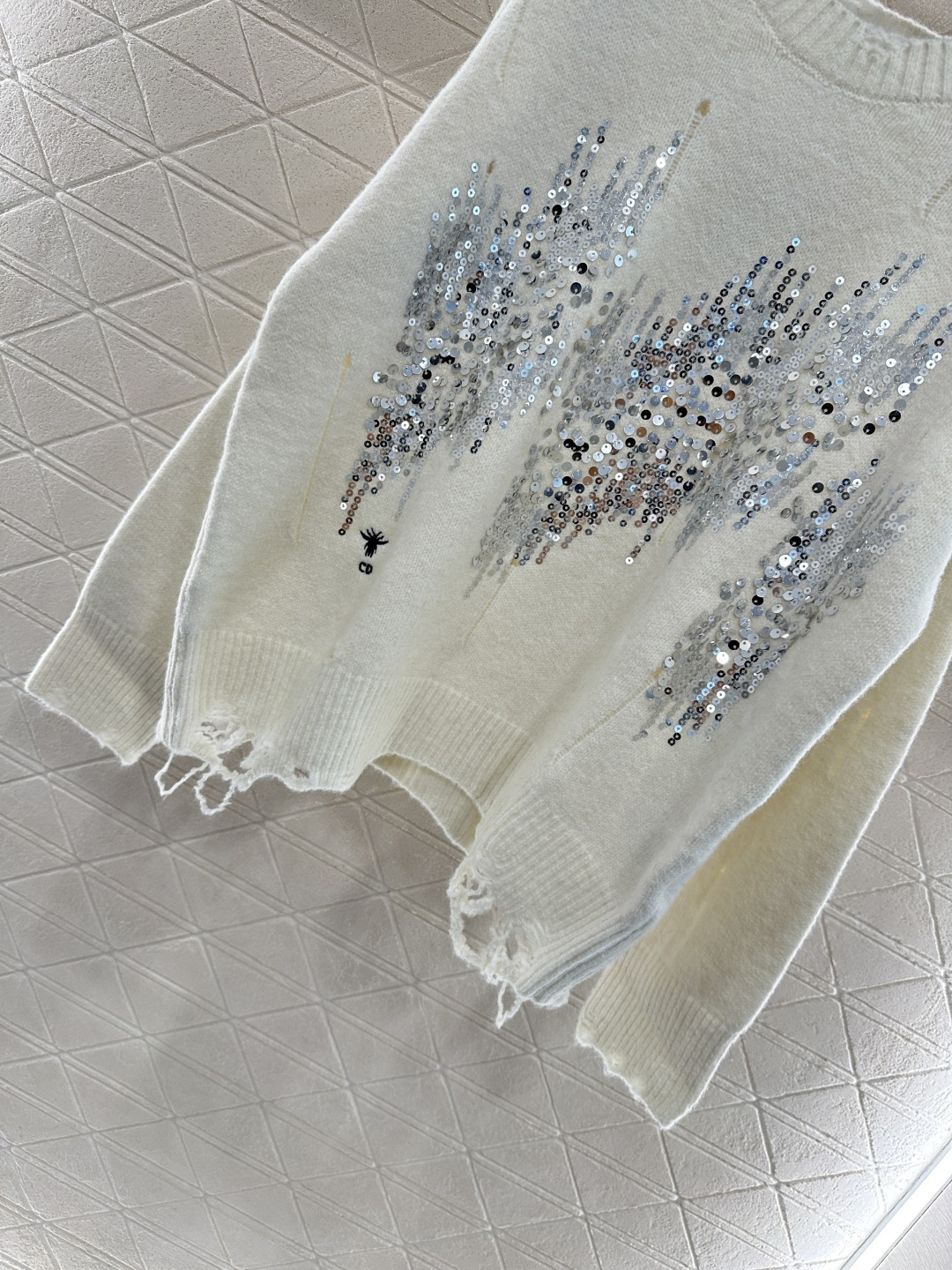 ♥Dio*♥2025新品上架
     破洞亮片圆领毛衣
定制YB羊毛纱线材质 上身舒适透气 落肩圆领毛