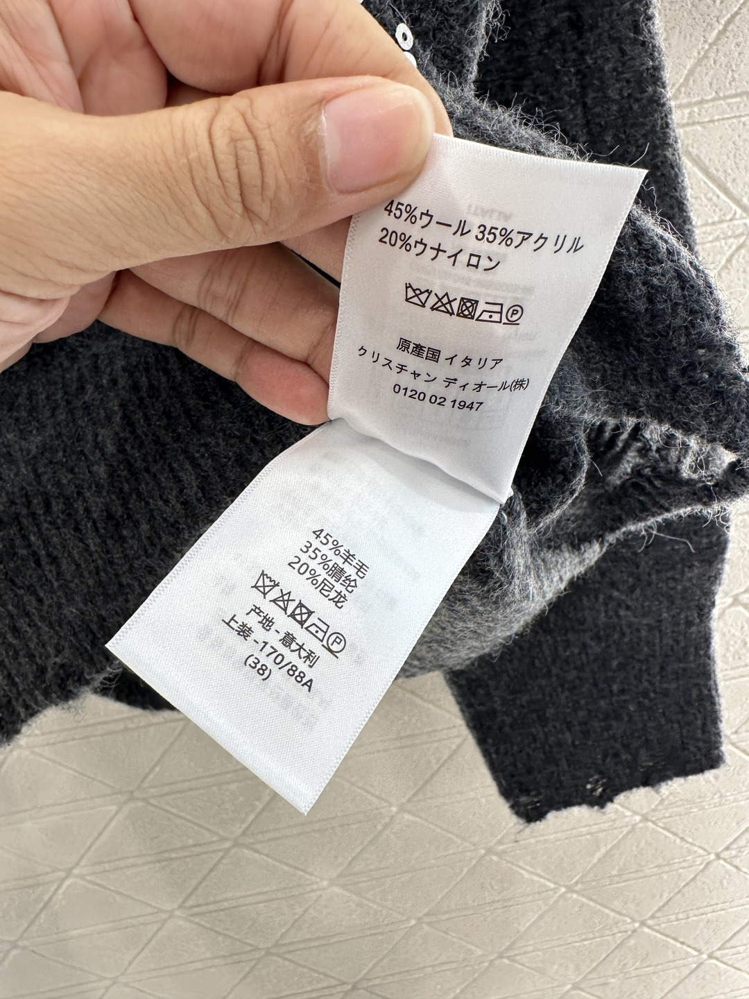 ♥Dio*♥2025新品上架
     破洞亮片圆领毛衣
定制YB羊毛纱线材质 上身舒适透气 落肩圆领毛