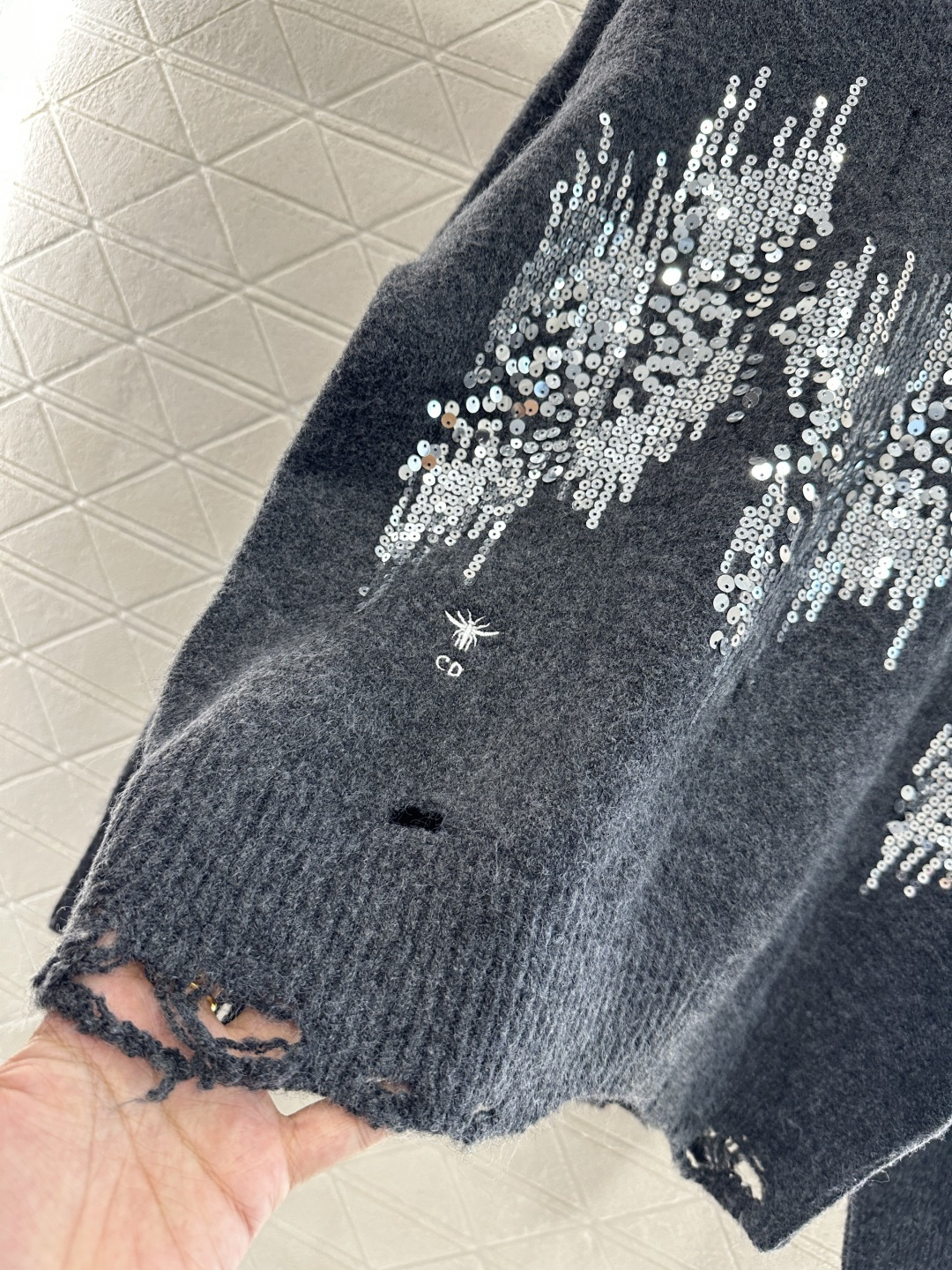 ♥Dio*♥2025新品上架
     破洞亮片圆领毛衣
定制YB羊毛纱线材质 上身舒适透气 落肩圆领毛