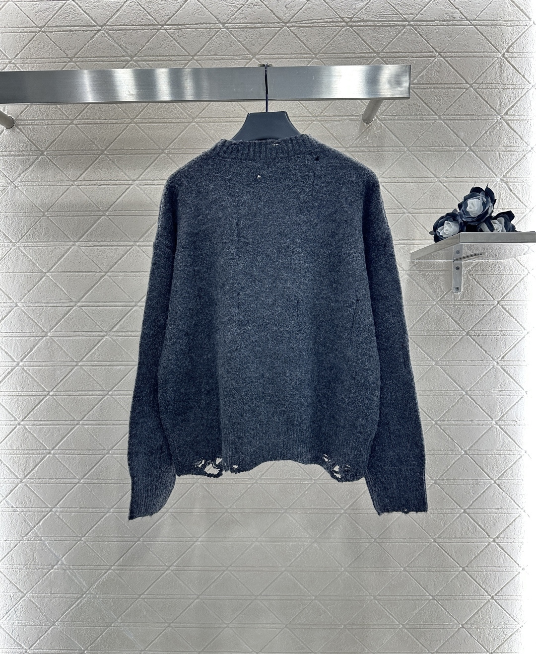 ♥Dio*♥2025新品上架
     破洞亮片圆领毛衣
定制YB羊毛纱线材质 上身舒适透气 落肩圆领毛