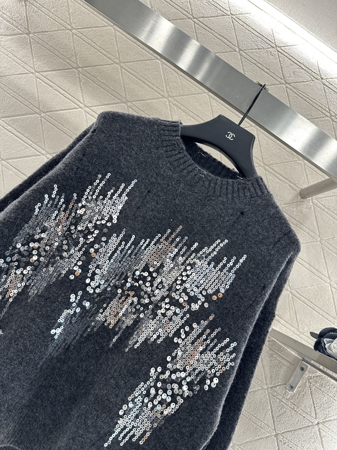 ♥Dio*♥2025新品上架
     破洞亮片圆领毛衣
定制YB羊毛纱线材质 上身舒适透气 落肩圆领毛