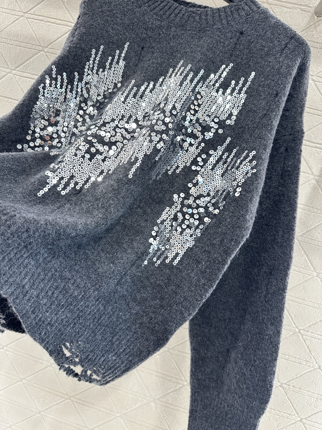 ♥Dio*♥2025新品上架
     破洞亮片圆领毛衣
定制YB羊毛纱线材质 上身舒适透气 落肩圆领毛