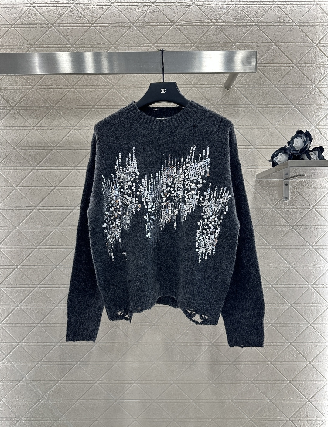 ♥Dio*♥2025新品上架
     破洞亮片圆领毛衣
定制YB羊毛纱线材质 上身舒适透气 落肩圆领毛