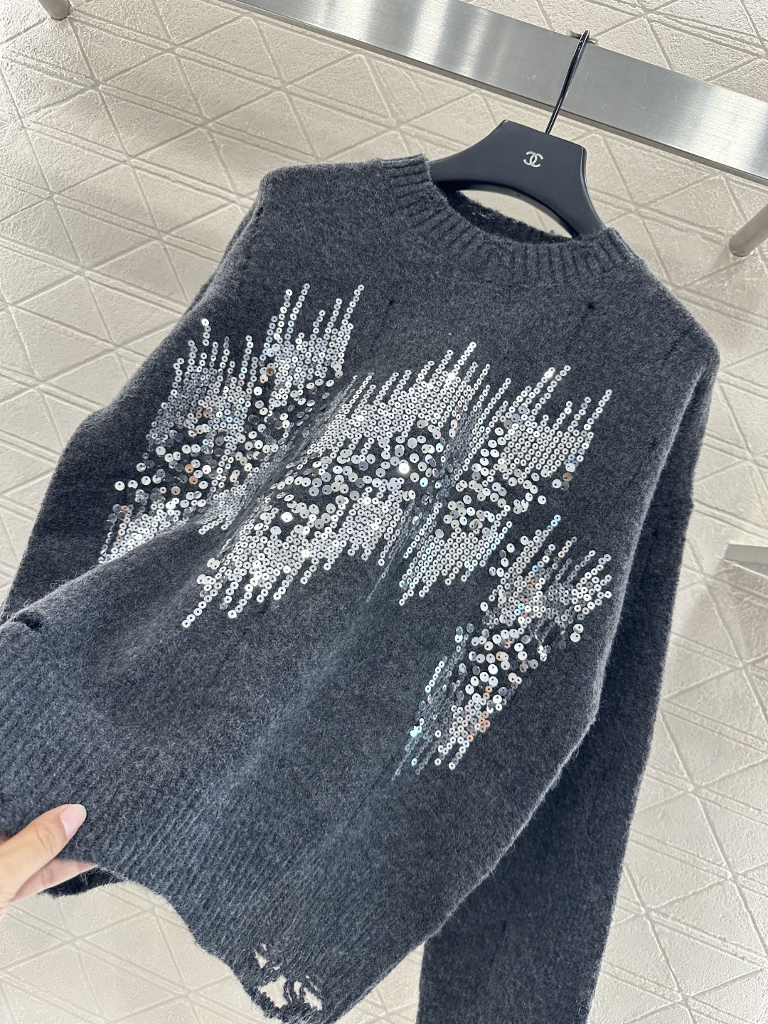 ♥Dio*♥2025新品上架
     破洞亮片圆领毛衣
定制YB羊毛纱线材质 上身舒适透气 落肩圆领毛