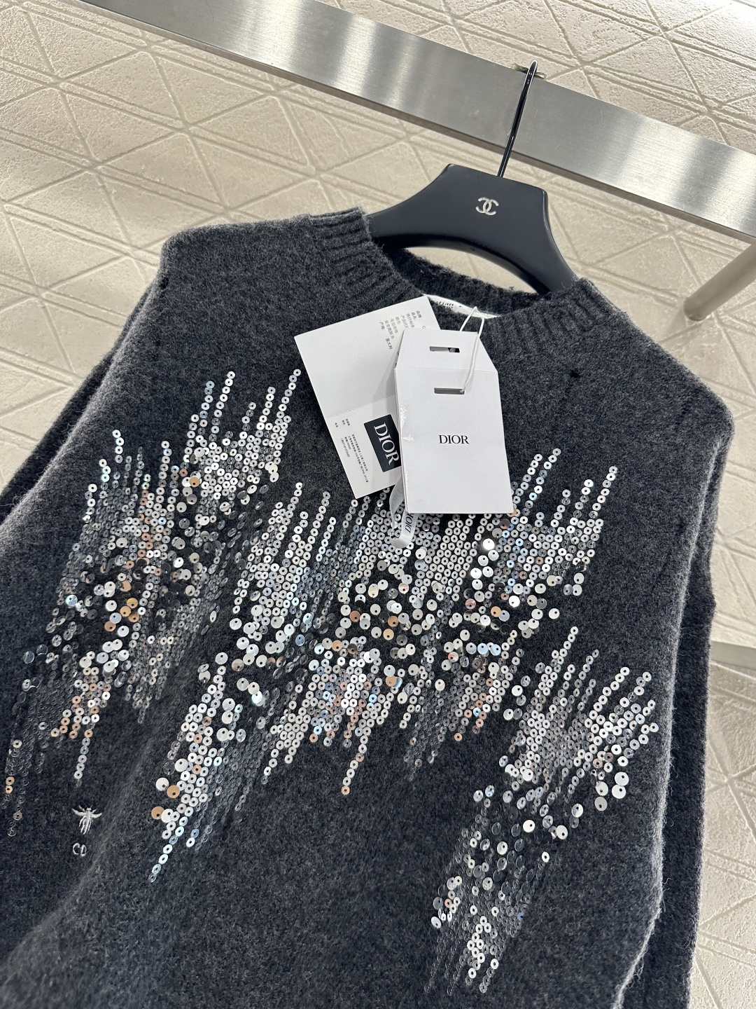 ♥Dio*♥2025新品上架
     破洞亮片圆领毛衣
定制YB羊毛纱线材质 上身舒适透气 落肩圆领毛