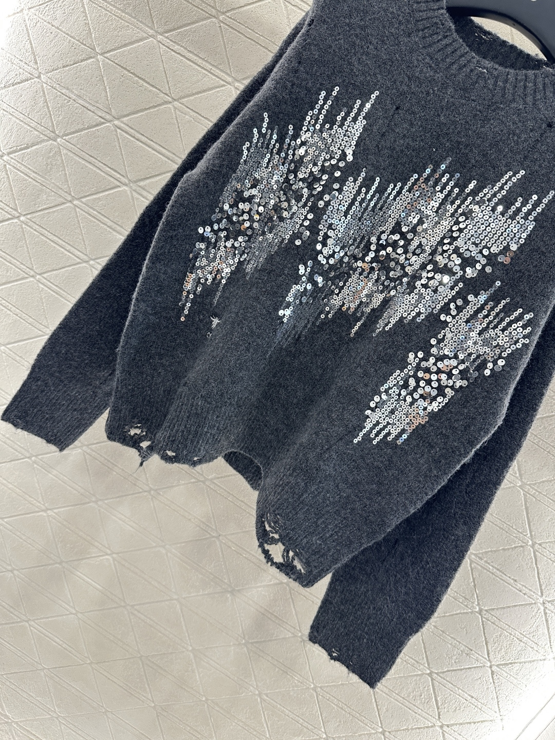 ♥Dio*♥2025新品上架
     破洞亮片圆领毛衣
定制YB羊毛纱线材质 上身舒适透气 落肩圆领毛