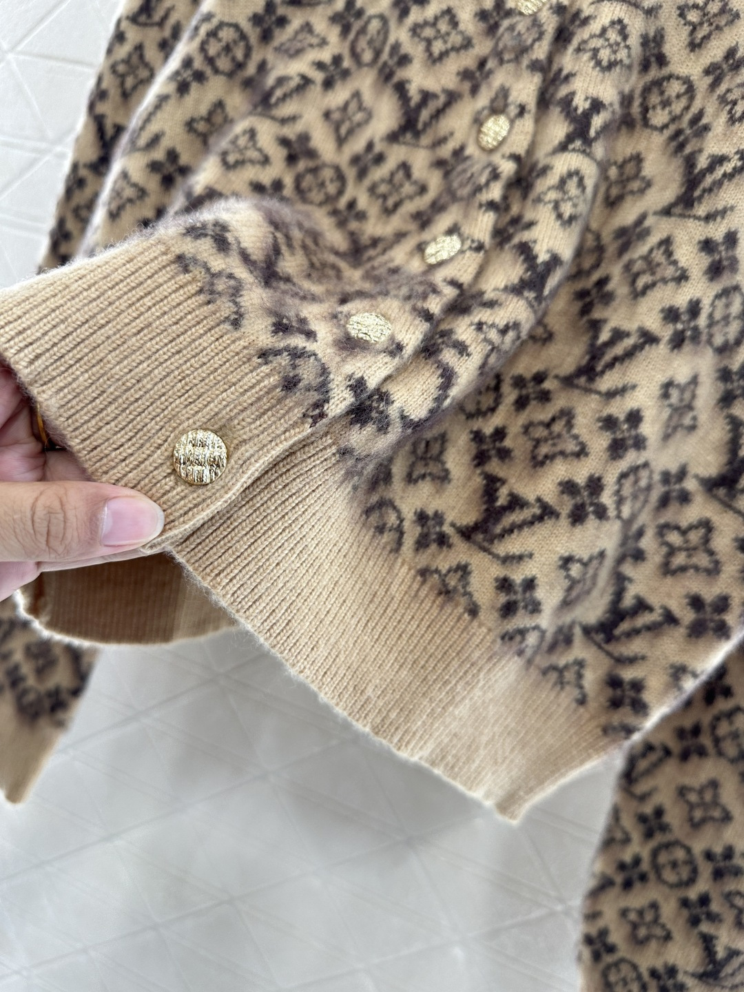 ♥Louis Vuitto*♥2025新品上架
      圆领提花针织开衫
定制YB羊绒羊毛纱线织造 