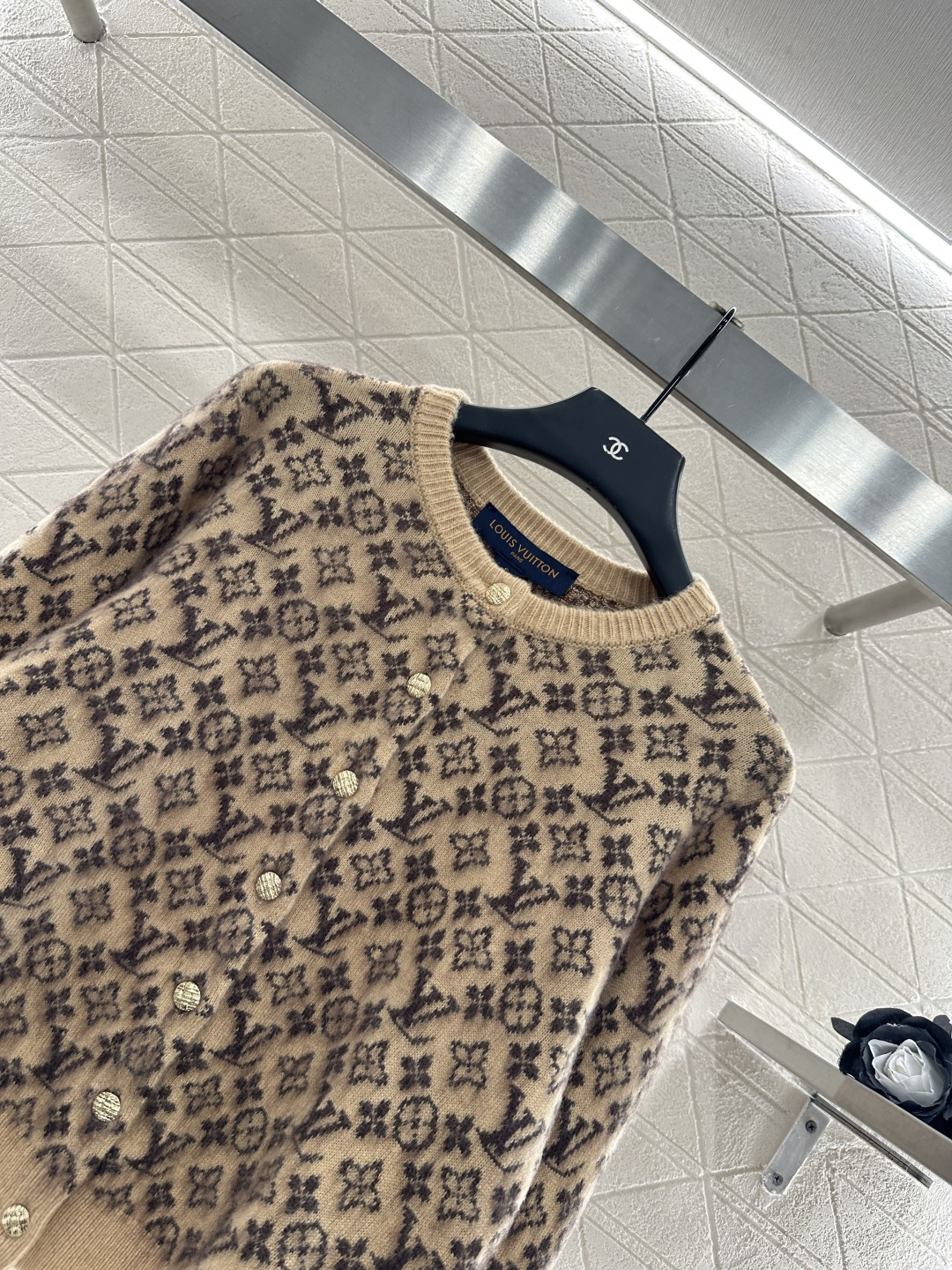 ♥Louis Vuitto*♥2025新品上架
      圆领提花针织开衫
定制YB羊绒羊毛纱线织造 