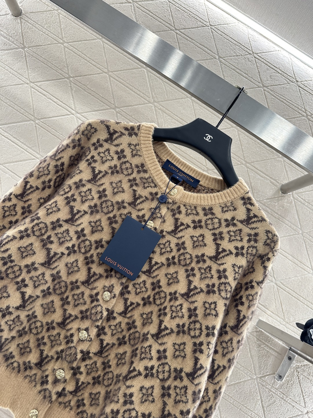 ♥Louis Vuitto*♥2025新品上架
      圆领提花针织开衫
定制YB羊绒羊毛纱线织造 