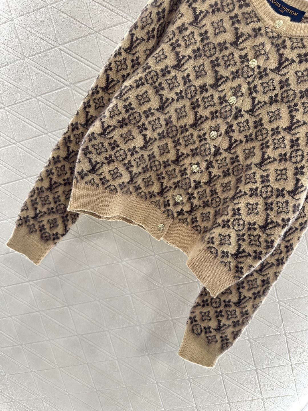 ♥Louis Vuitto*♥2025新品上架
      圆领提花针织开衫
定制YB羊绒羊毛纱线织造 
