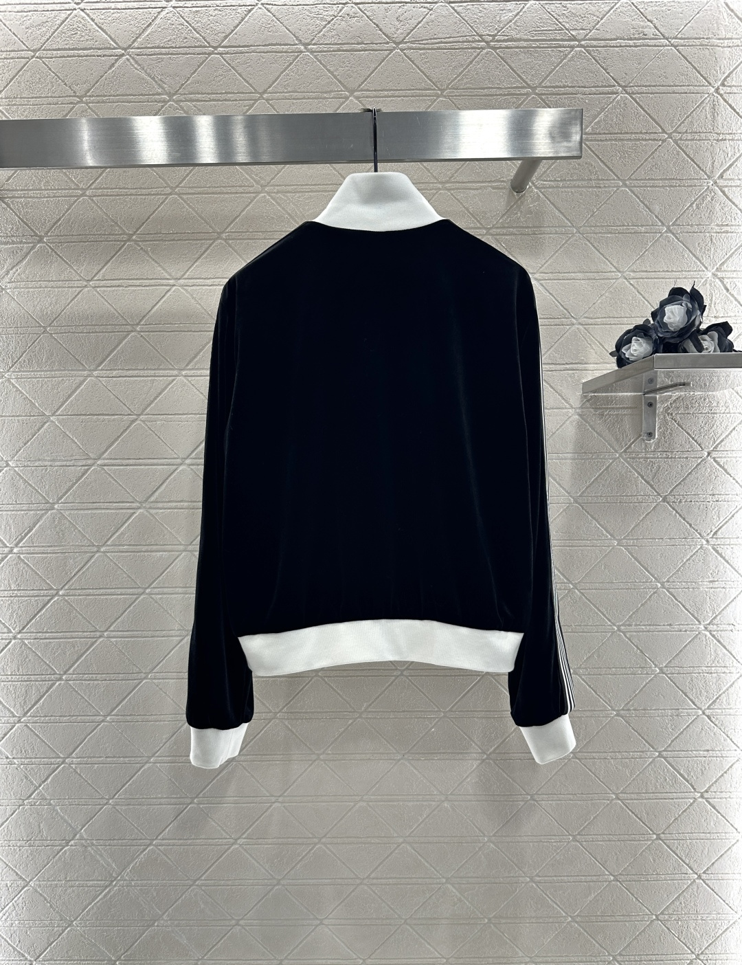 ♥Miumi*♥2025新品上架
   休闲夹克外套长裤套装
定制YB进口丝绒材质 质感光泽 穿搭垂顺舒