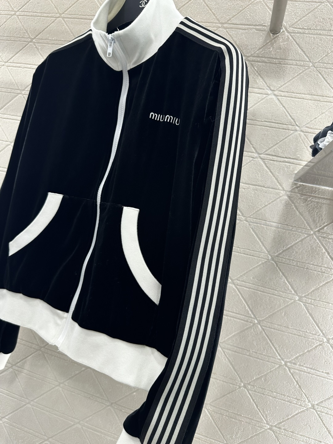 ♥Miumi*♥2025新品上架
   休闲夹克外套长裤套装
定制YB进口丝绒材质 质感光泽 穿搭垂顺舒