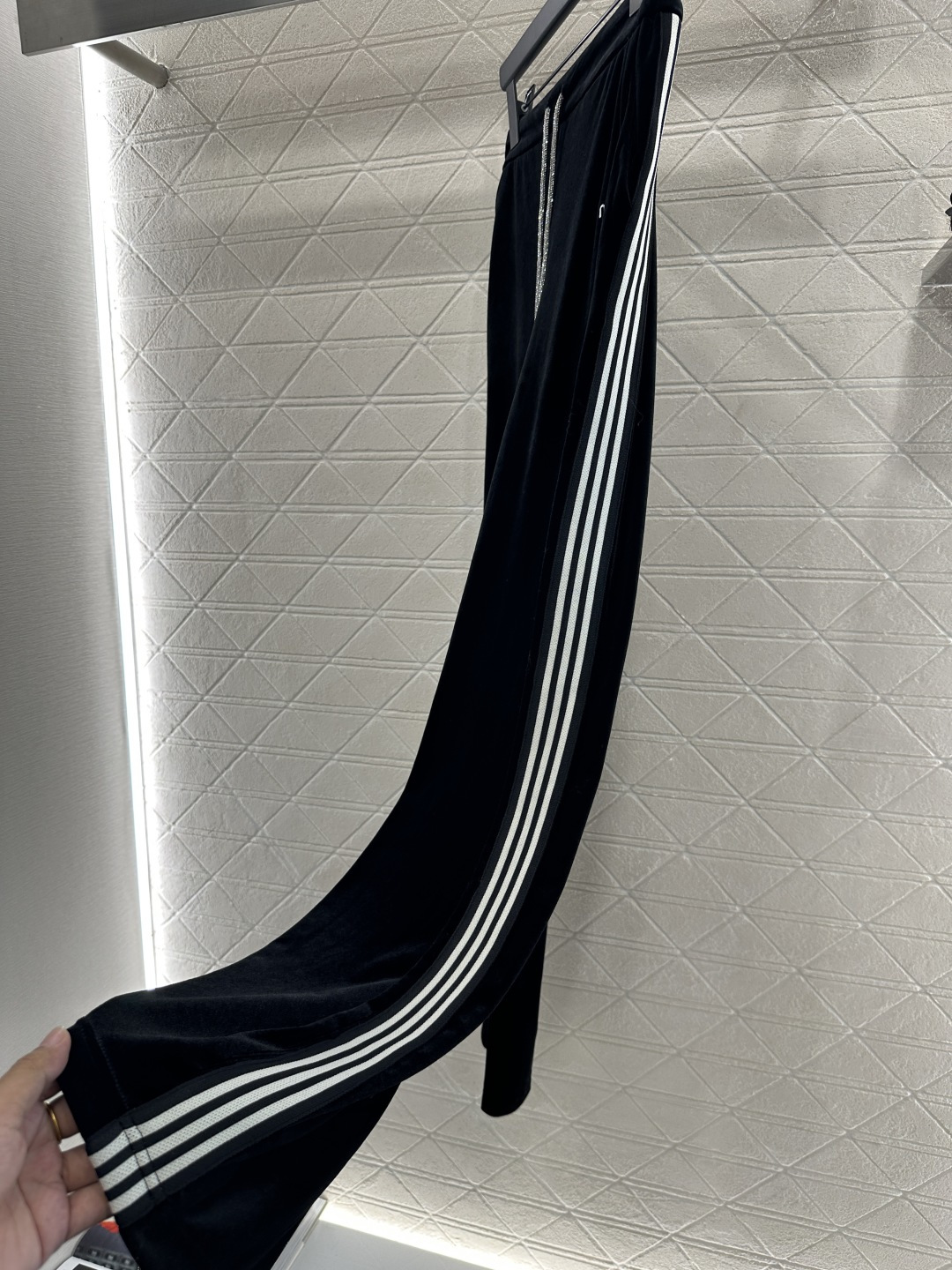 ♥Miumi*♥2025新品上架
   休闲夹克外套长裤套装
定制YB进口丝绒材质 质感光泽 穿搭垂顺舒