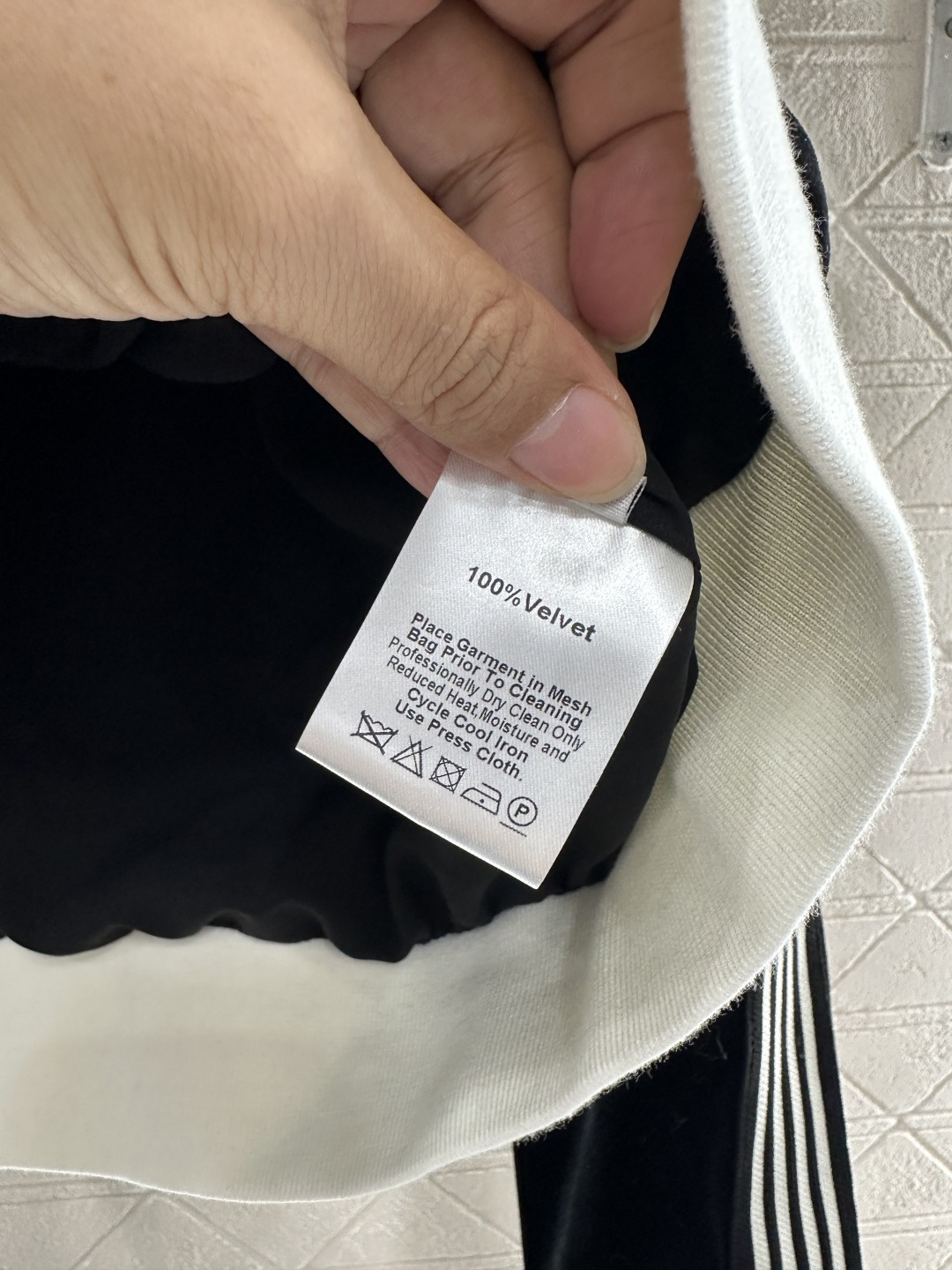 ♥Miumi*♥2025新品上架
   休闲夹克外套长裤套装
定制YB进口丝绒材质 质感光泽 穿搭垂顺舒