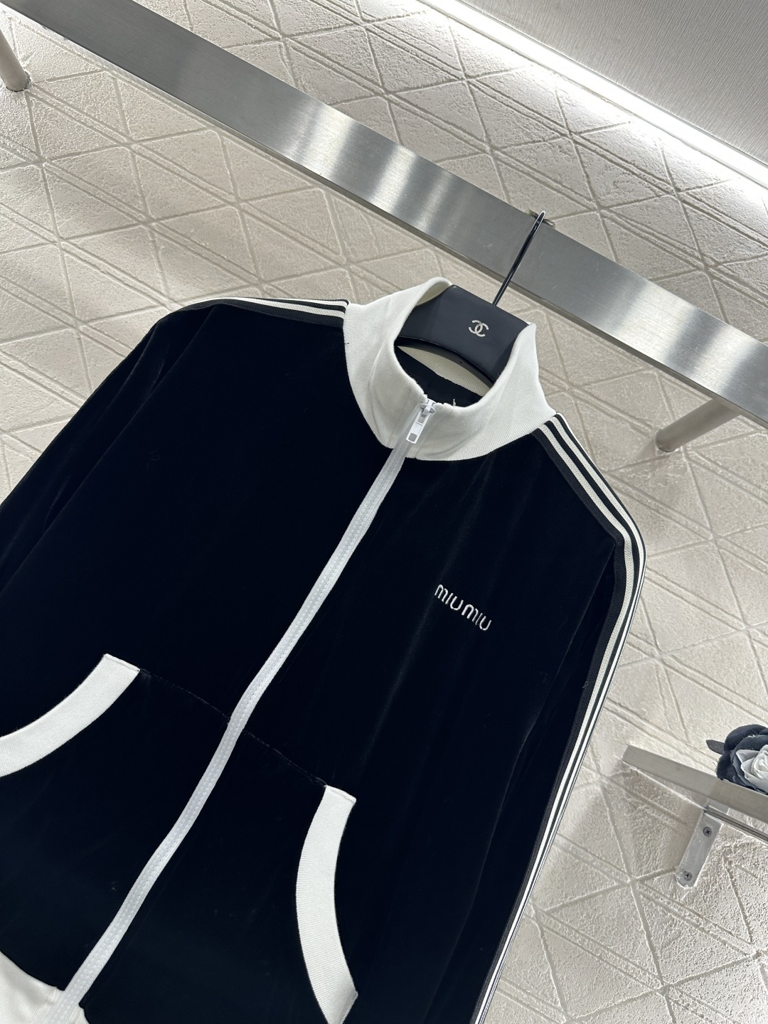 ♥Miumi*♥2025新品上架
   休闲夹克外套长裤套装
定制YB进口丝绒材质 质感光泽 穿搭垂顺舒