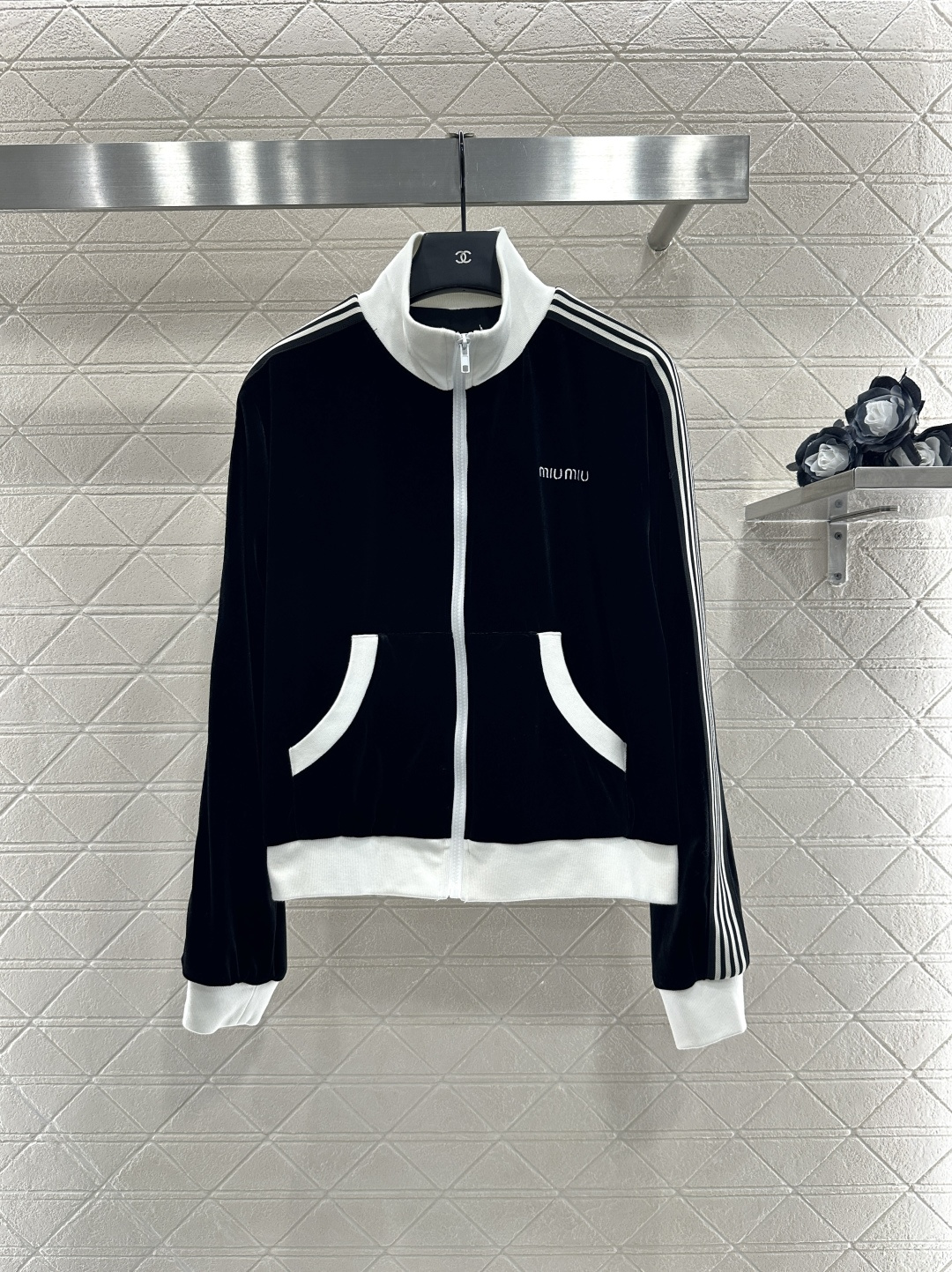 ♥Miumi*♥2025新品上架
   休闲夹克外套长裤套装
定制YB进口丝绒材质 质感光泽 穿搭垂顺舒