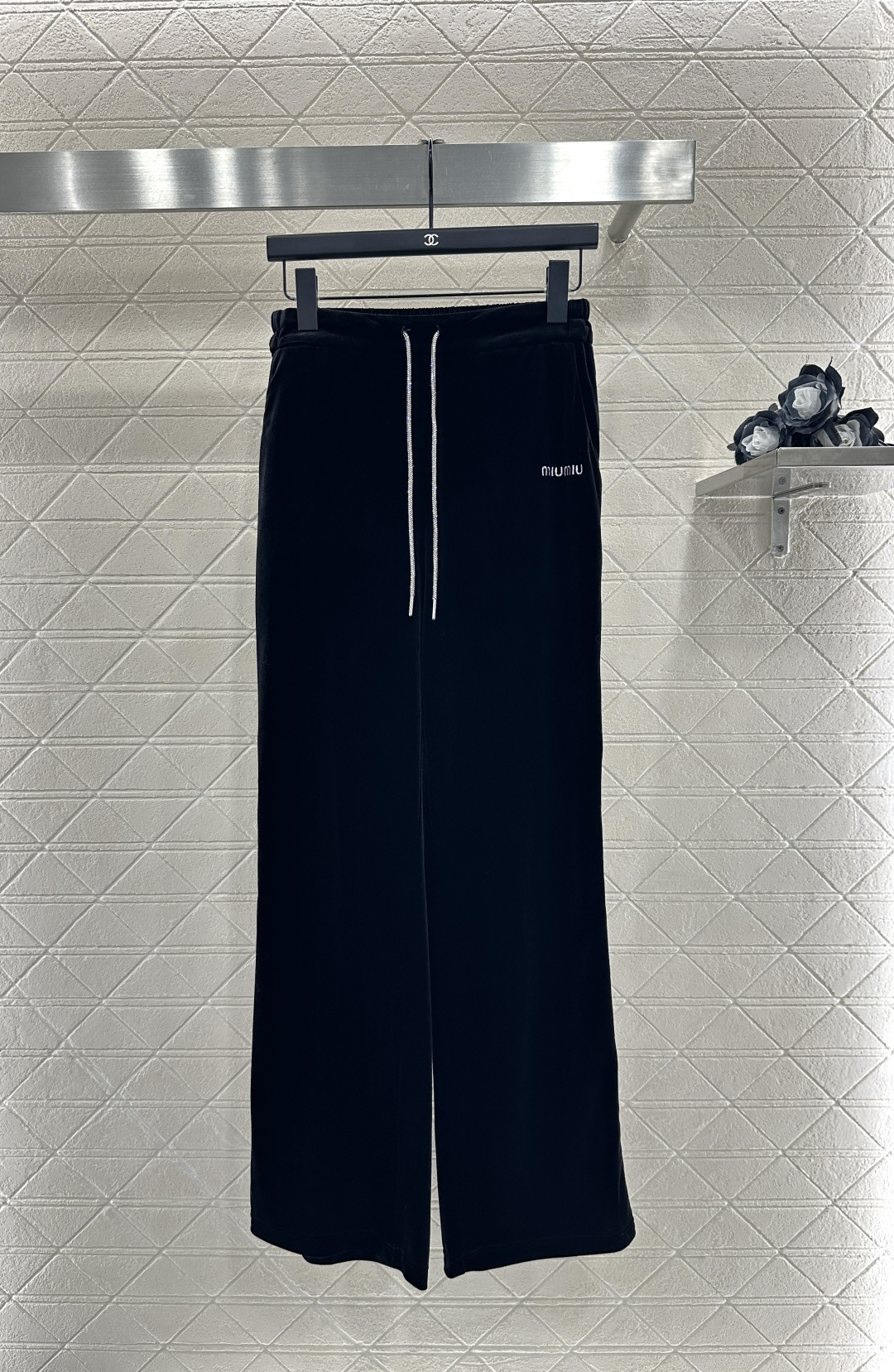 ♥Miumi*♥2025新品上架
   休闲夹克外套长裤套装
定制YB进口丝绒材质 质感光泽 穿搭垂顺舒