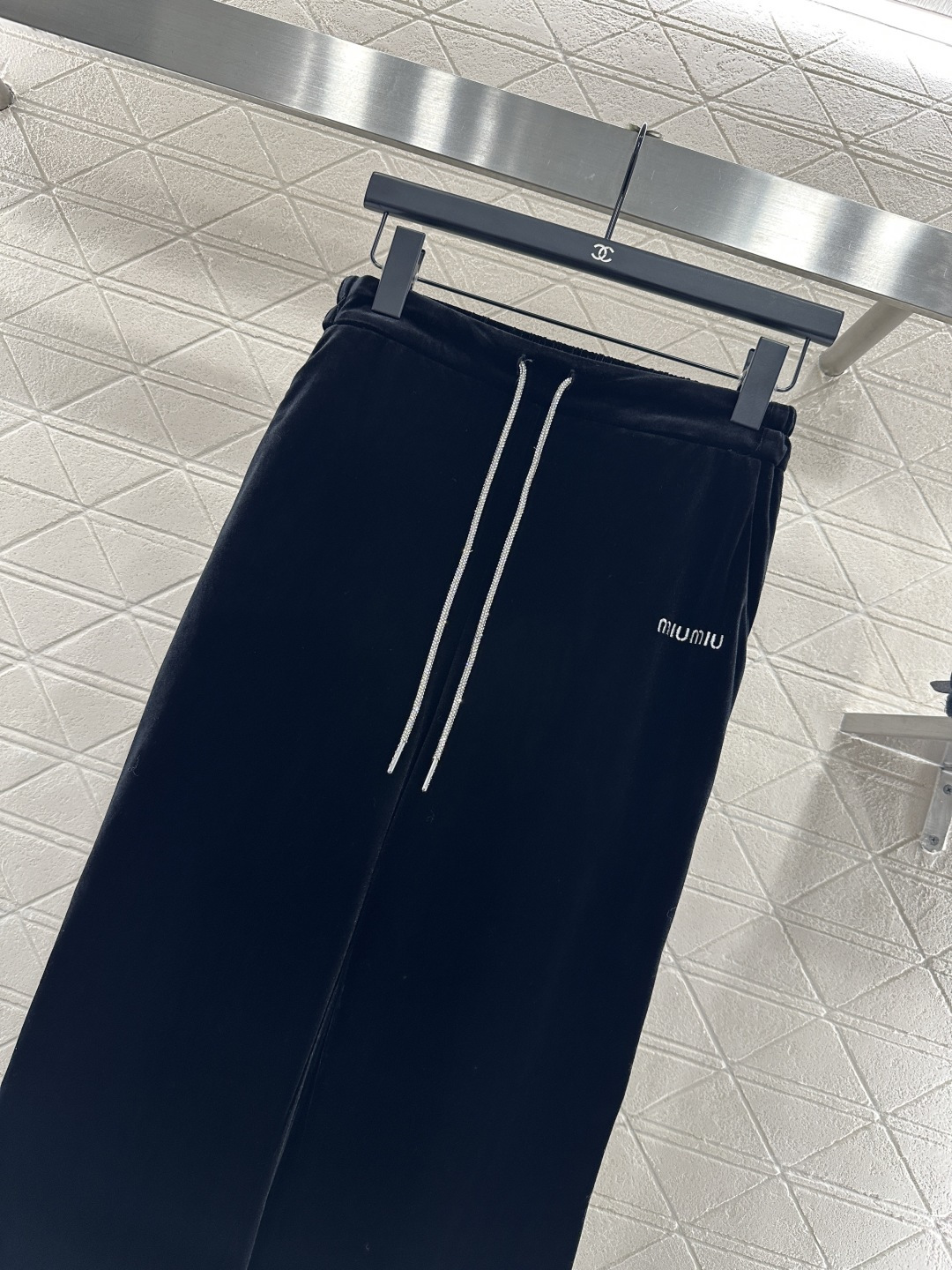 ♥Miumi*♥2025新品上架
   休闲夹克外套长裤套装
定制YB进口丝绒材质 质感光泽 穿搭垂顺舒