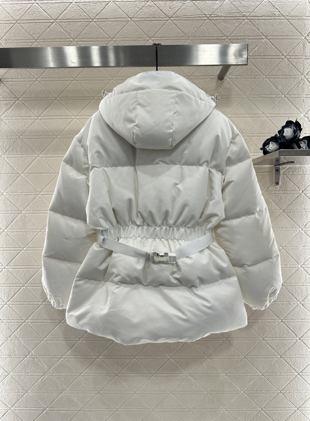♥Prad*♥2025新品上架
   连帽腰包收腰羽绒服
定制YB防风防水尼龙材质 白鹅绒填充内里 整件