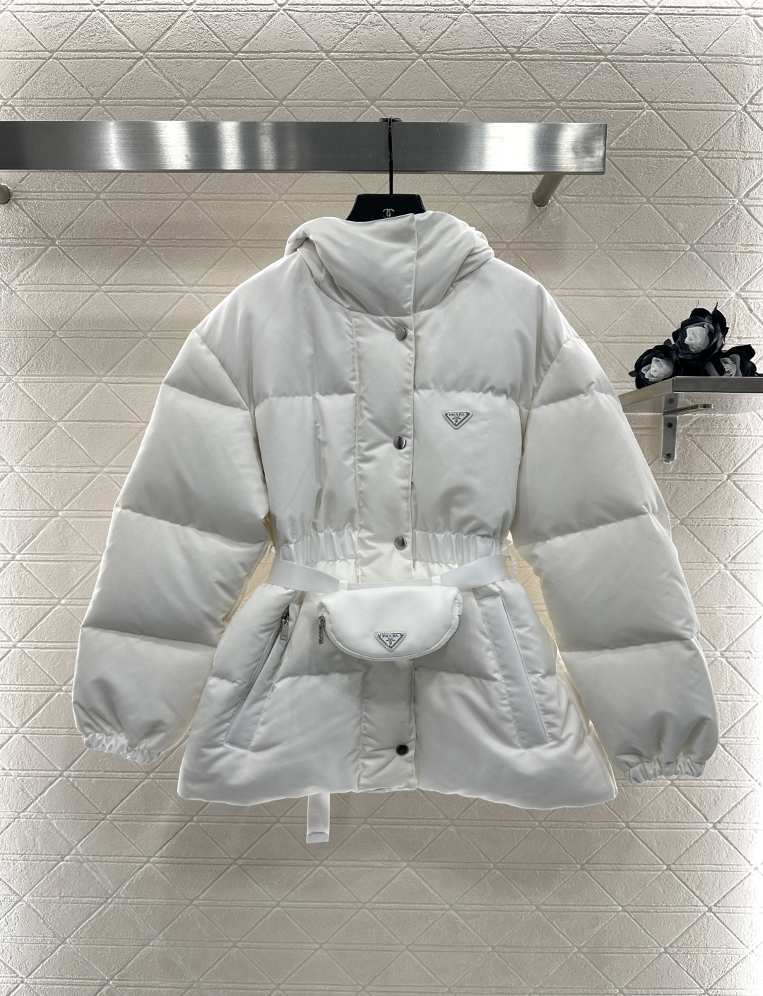 ♥Prad*♥2025新品上架
   连帽腰包收腰羽绒服
定制YB防风防水尼龙材质 白鹅绒填充内里 整件