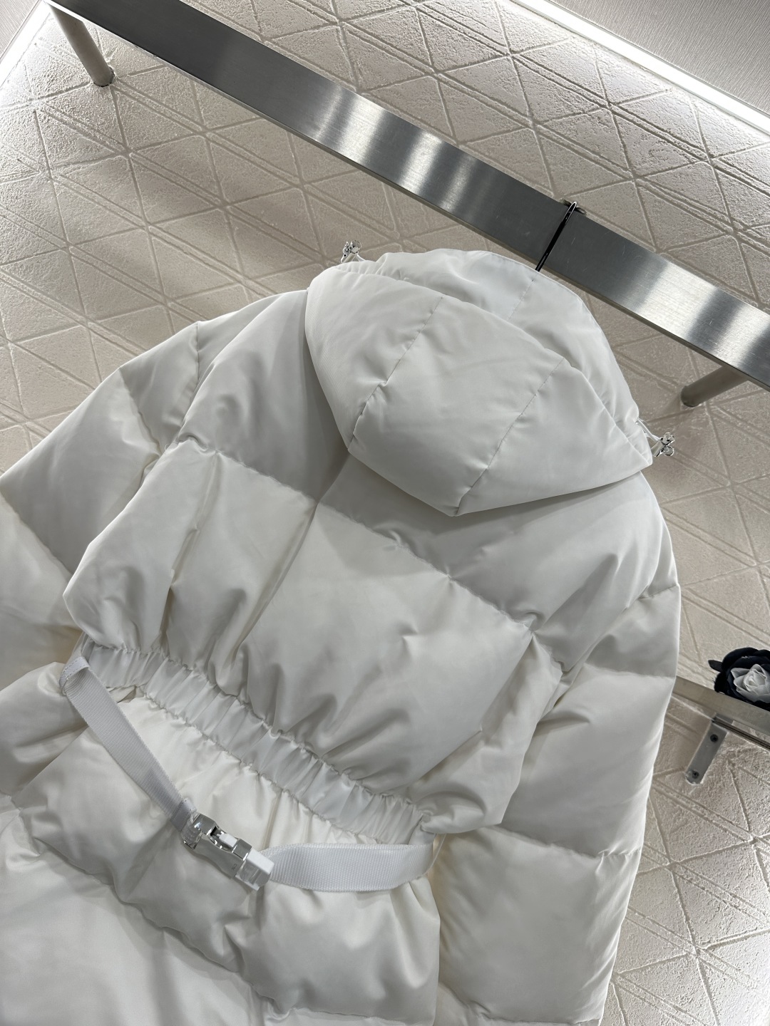 ♥Prad*♥2025新品上架
   连帽腰包收腰羽绒服
定制YB防风防水尼龙材质 白鹅绒填充内里 整件
