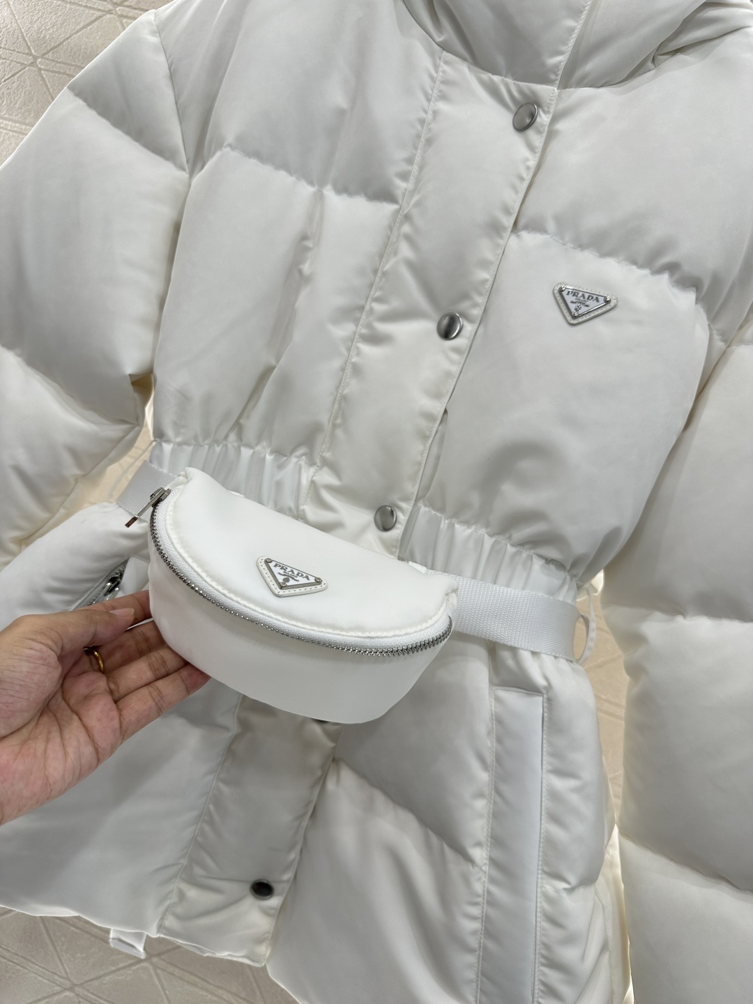 ♥Prad*♥2025新品上架
   连帽腰包收腰羽绒服
定制YB防风防水尼龙材质 白鹅绒填充内里 整件