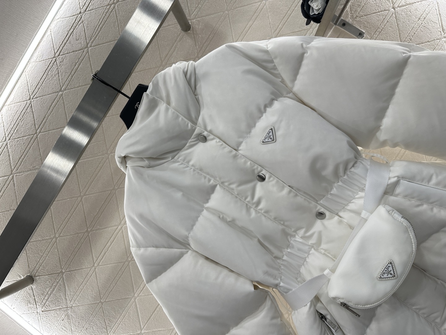 ♥Prad*♥2025新品上架
   连帽腰包收腰羽绒服
定制YB防风防水尼龙材质 白鹅绒填充内里 整件