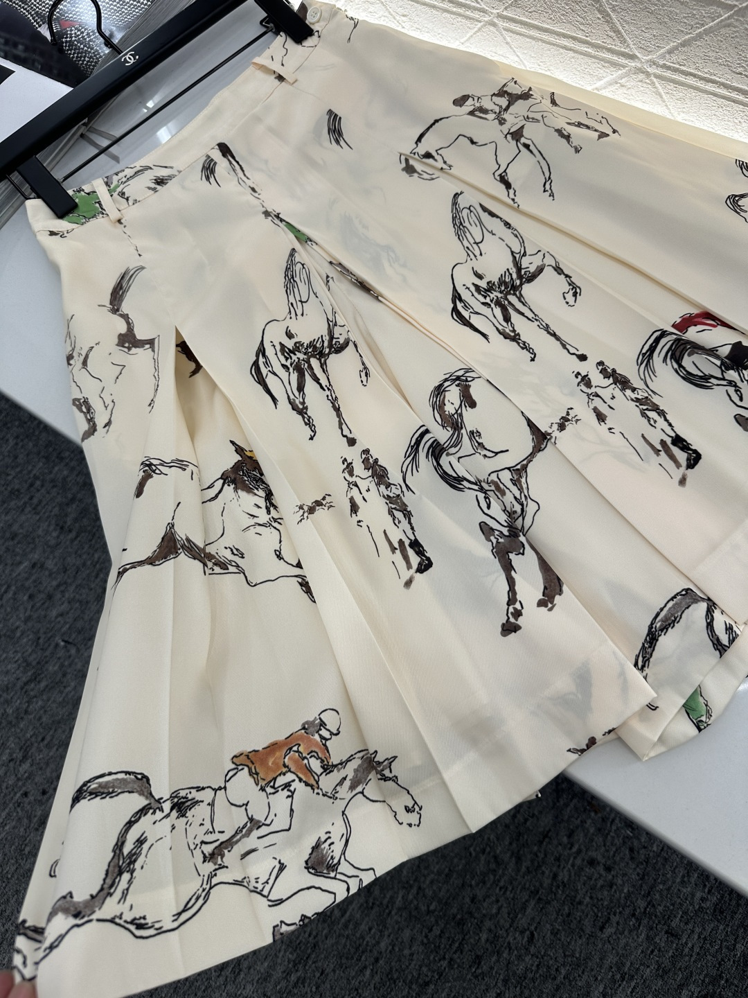 ♥RalPh Laure*♥2025新品上架
    印花廓形衬衫半裙套装
定制YB进口斜纹稠材质 质感