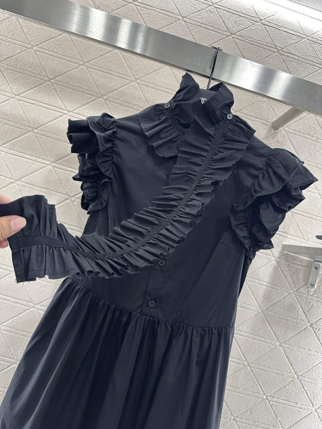 ♥Dio*♥2025新品上架
 可拆卸褶皱花边连衣裙
定制YB斜纹棉材质 质感舒适 穿搭透气 纽扣开襟连