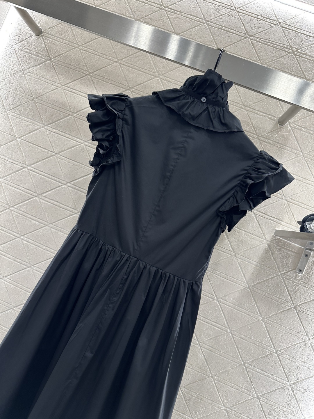 ♥Dio*♥2025新品上架
 可拆卸褶皱花边连衣裙
定制YB斜纹棉材质 质感舒适 穿搭透气 纽扣开襟连