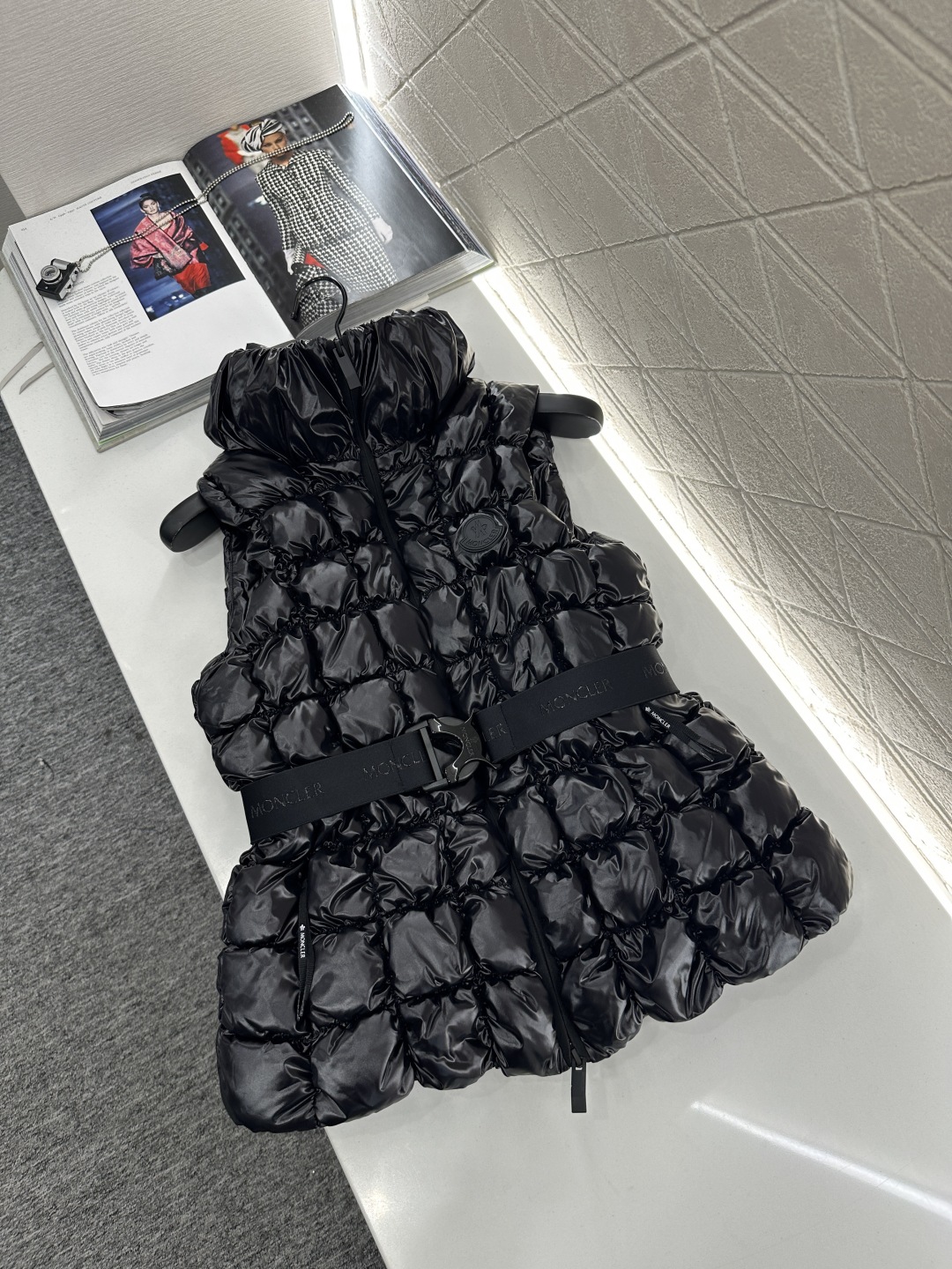 ♥ Moncle*♥2025新品上架
      立领腰带羽绒马甲
定制YB防风防水尼龙材质 白鹅绒填充