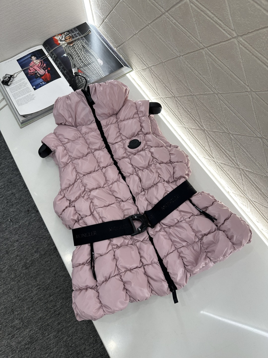 ♥ Moncle*♥2025新品上架
      立领腰带羽绒马甲
定制YB防风防水尼龙材质 白鹅绒填充