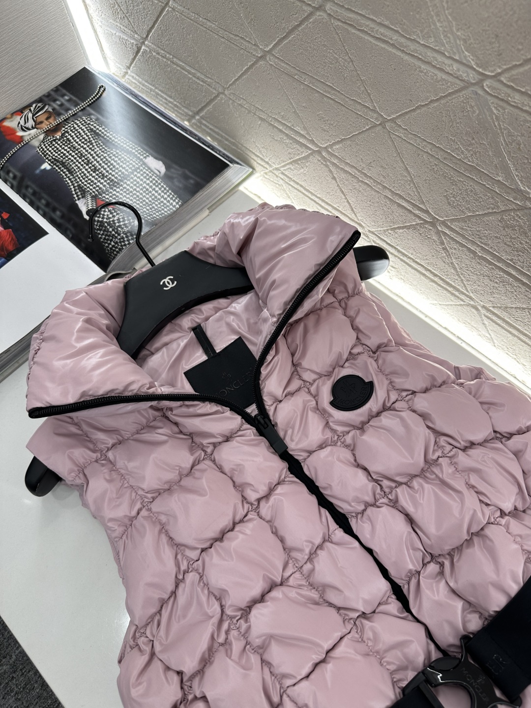 ♥ Moncle*♥2025新品上架
      立领腰带羽绒马甲
定制YB防风防水尼龙材质 白鹅绒填充